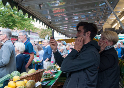 Flash­mob auf dem Wochenmarkt